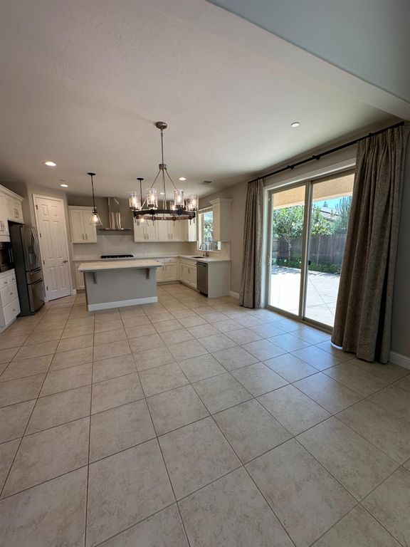 Image 7 of property listing at 11664 N Bella Verde Avenue, Fresno, CA 93730