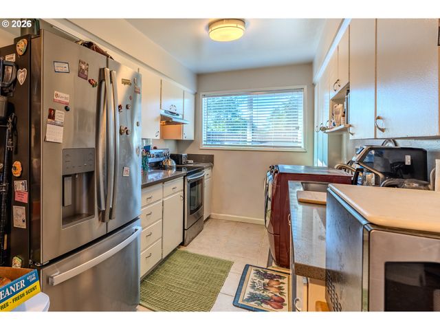 1802 Ne HOGAN Dr, Gresham, OR 97030