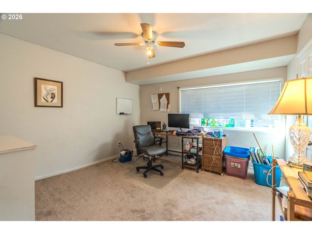 1802 Ne HOGAN Dr, Gresham, OR 97030