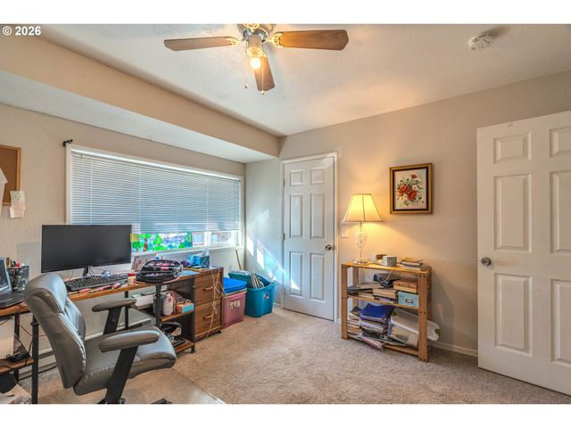 1802 Ne HOGAN Dr, Gresham, OR 97030