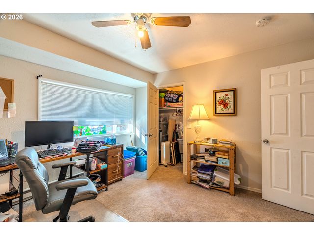 1802 Ne HOGAN Dr, Gresham, OR 97030