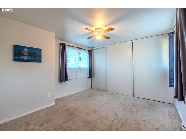 1802 Ne HOGAN Dr, Gresham, OR 97030