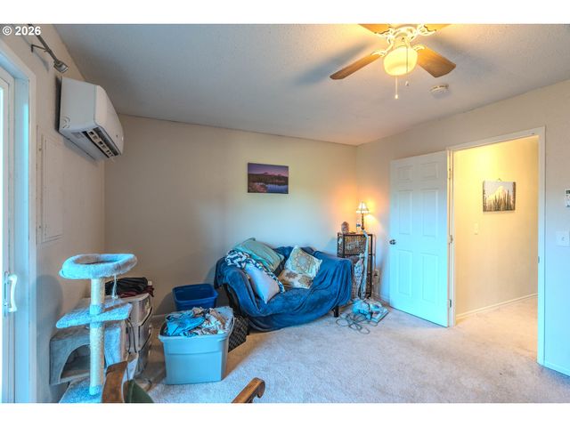 1802 Ne HOGAN Dr, Gresham, OR 97030