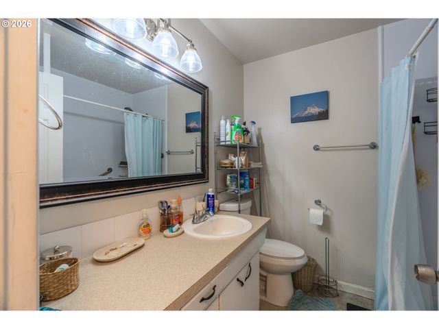 1802 Ne HOGAN Dr, Gresham, OR 97030