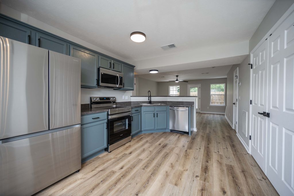 4004 George Buchanan Dr, La Vergne, TN 37086