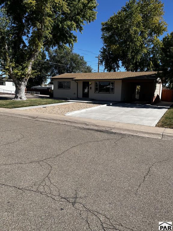 1702 Englewood Dr, Pueblo, CO 81005