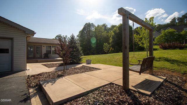 621 Briarwood Drive, Dandridge, TN 37725
