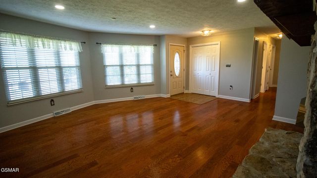 621 Briarwood Drive, Dandridge, TN 37725