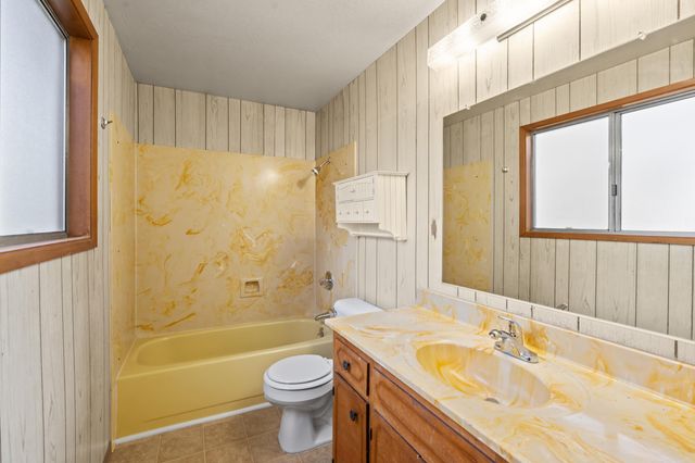 837 S Royal Avenue, Eagle Point, OR 97524