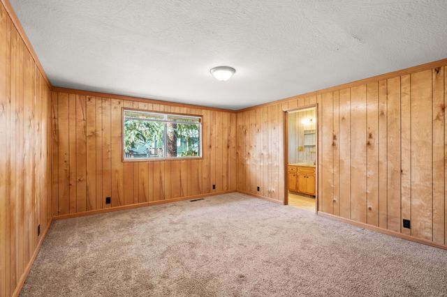 837 S Royal Avenue, Eagle Point, OR 97524