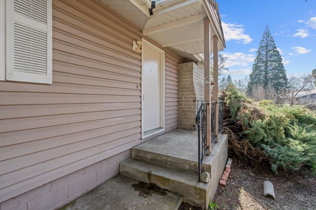 837 S Royal Avenue, Eagle Point, OR 97524