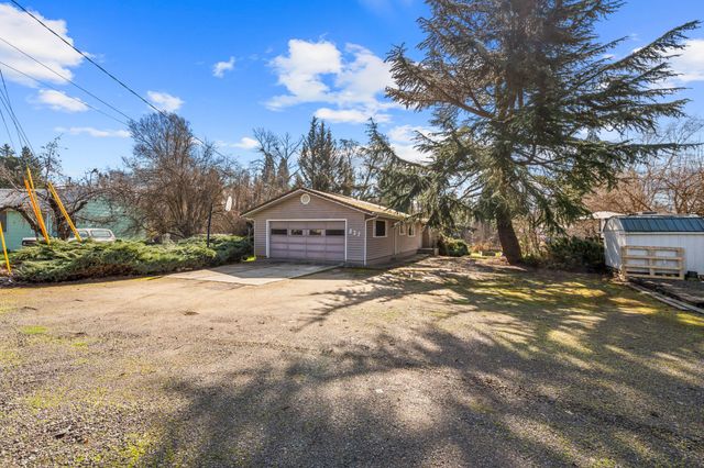 837 S Royal Avenue, Eagle Point, OR 97524