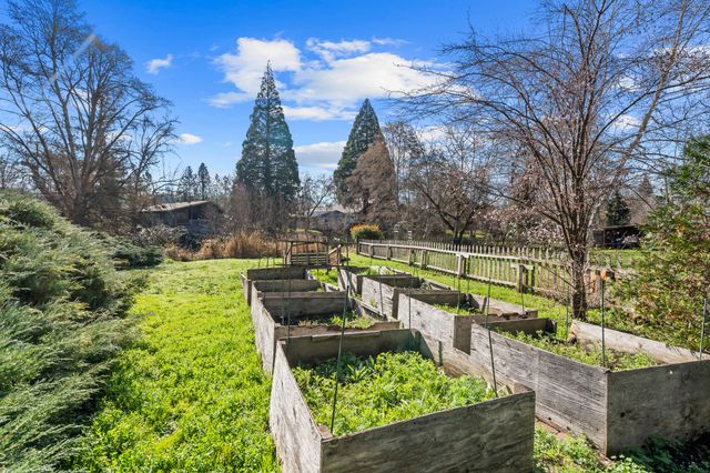 837 S Royal Avenue, Eagle Point, OR 97524