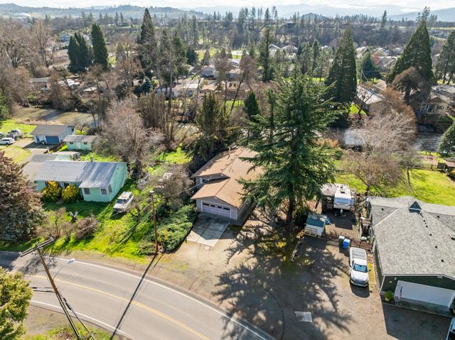 837 S Royal Avenue, Eagle Point, OR 97524