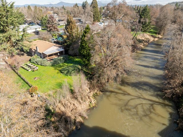 837 S Royal Avenue, Eagle Point, OR 97524