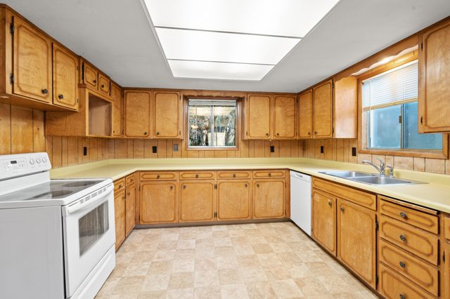 837 S Royal Avenue, Eagle Point, OR 97524