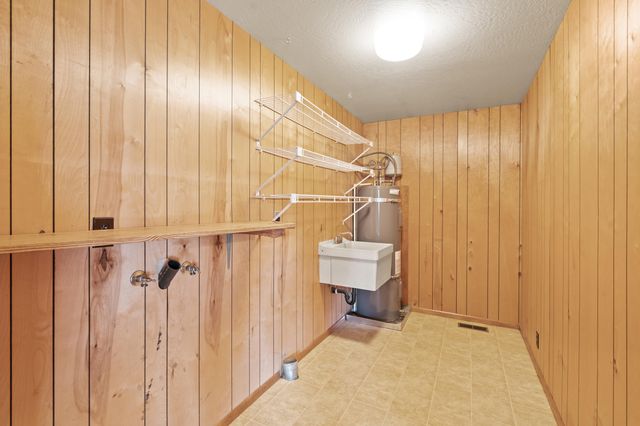 837 S Royal Avenue, Eagle Point, OR 97524