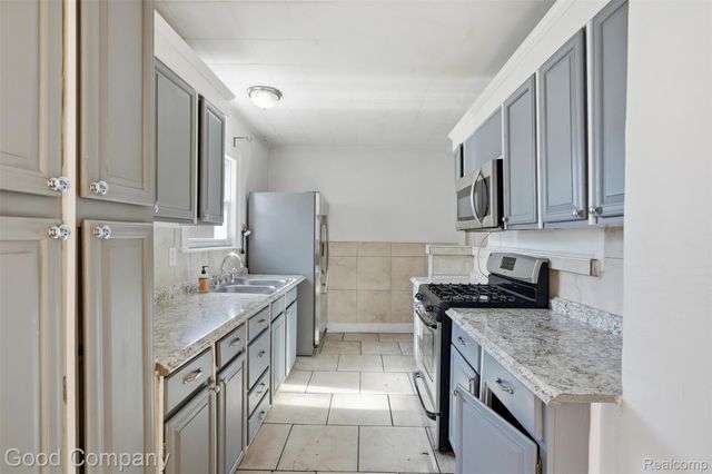 520 E Muir Avenue, Hazel Park, MI 48030