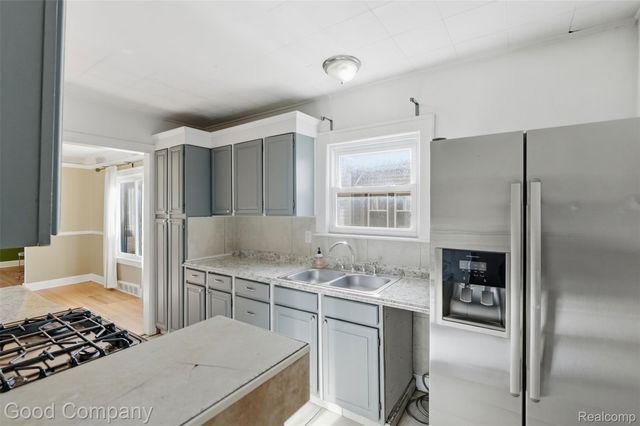 520 E Muir Avenue, Hazel Park, MI 48030