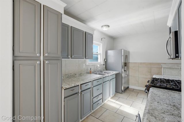 520 E Muir Avenue, Hazel Park, MI 48030