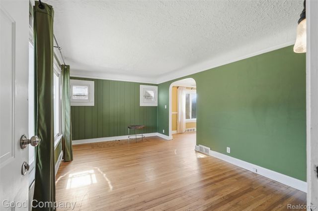 520 E Muir Avenue, Hazel Park, MI 48030
