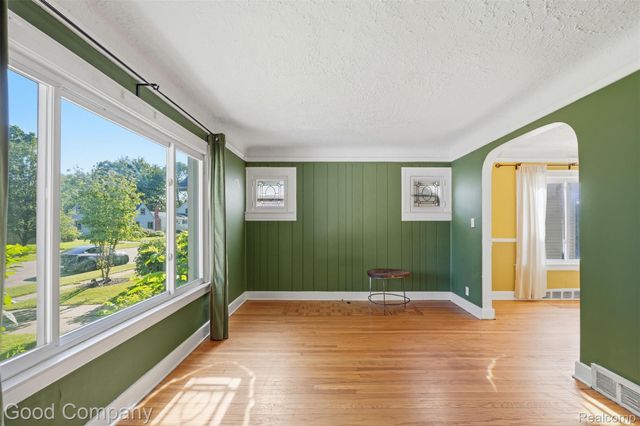 520 E Muir Avenue, Hazel Park, MI 48030