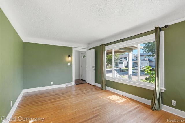 520 E Muir Avenue, Hazel Park, MI 48030