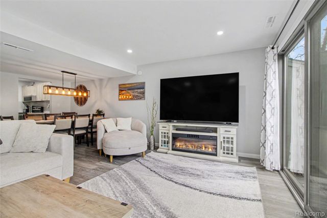798 Peninsula Court, Ann Arbor, MI 48105