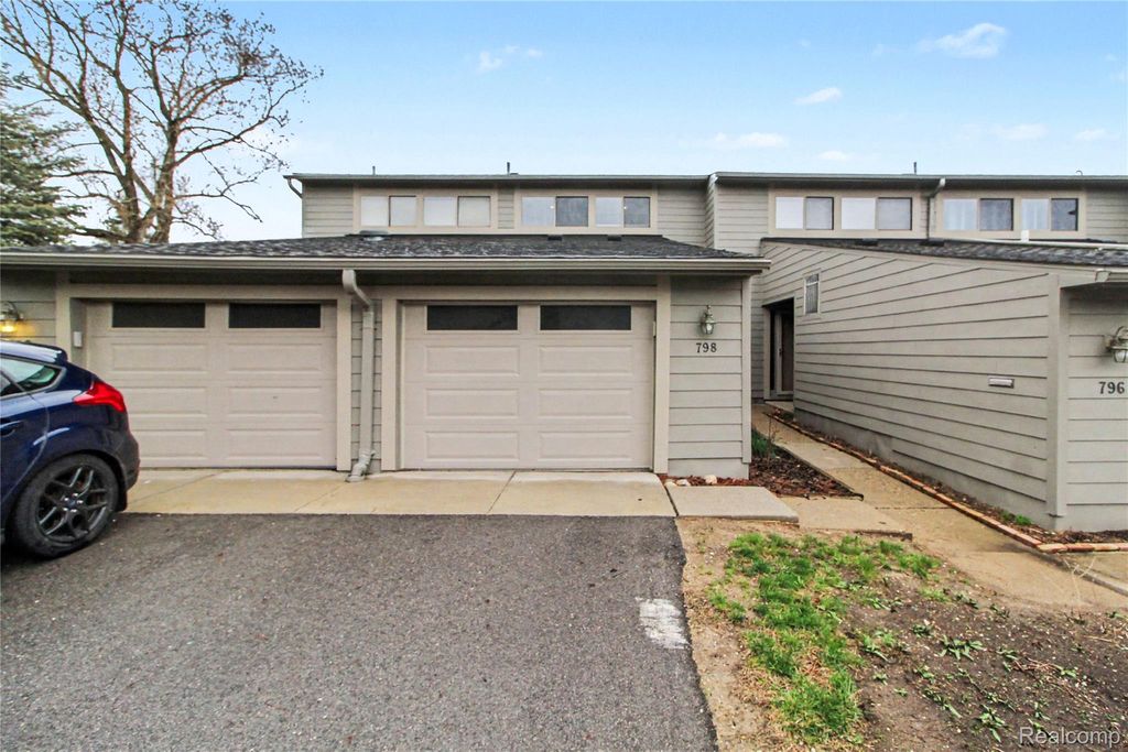 798 Peninsula Court, Ann Arbor, MI 48105