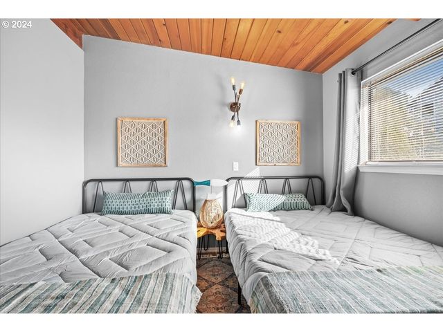 1906 Ne 69TH St, Lincoln City, OR 97367