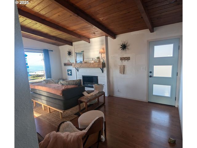 1906 Ne 69TH St, Lincoln City, OR 97367