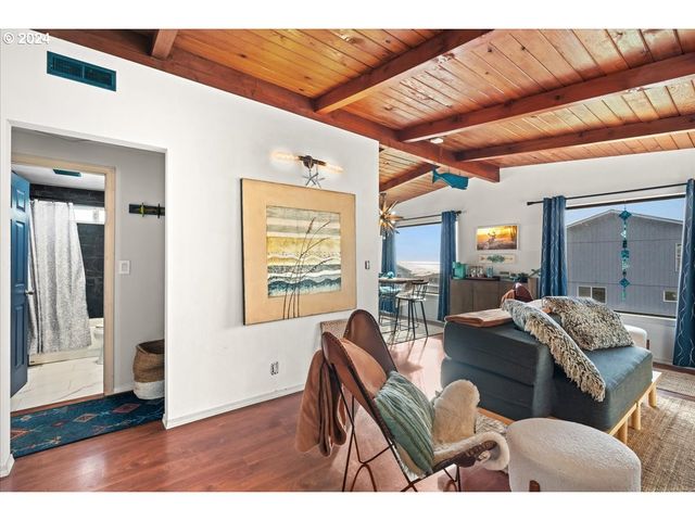 1906 Ne 69TH St, Lincoln City, OR 97367