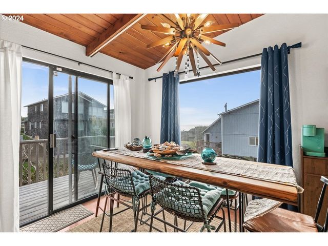 1906 Ne 69TH St, Lincoln City, OR 97367