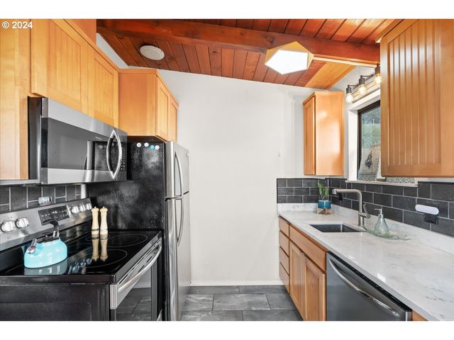 1906 Ne 69TH St, Lincoln City, OR 97367