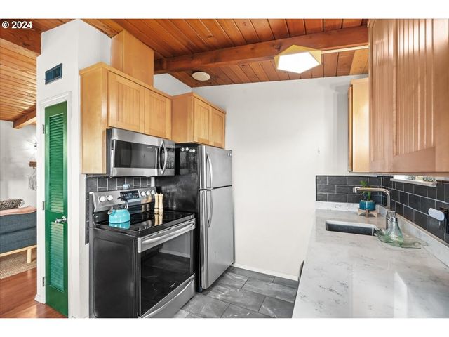 1906 Ne 69TH St, Lincoln City, OR 97367