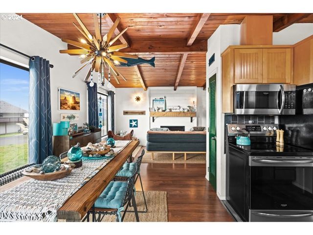 1906 Ne 69TH St, Lincoln City, OR 97367