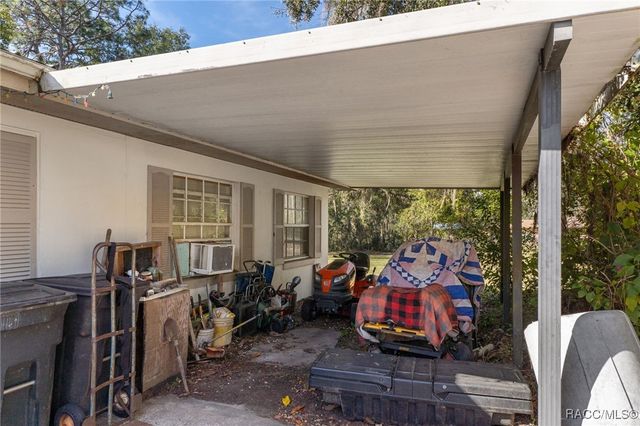 8372 E Lake Bradley Road, Floral City, FL 34436