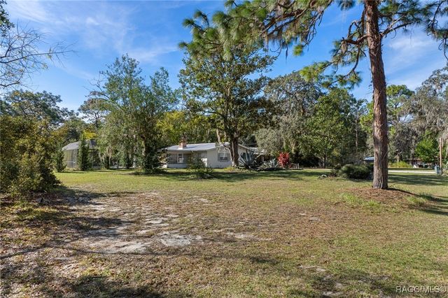 8372 E Lake Bradley Road, Floral City, FL 34436
