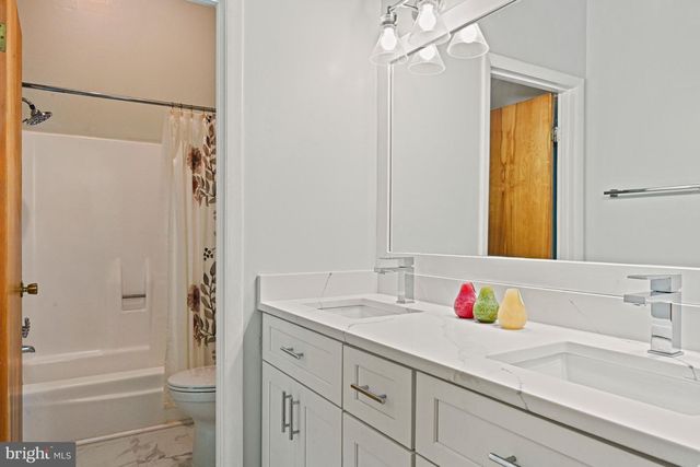 10611 ALLENWOOD LN, Great Falls, VA 22066