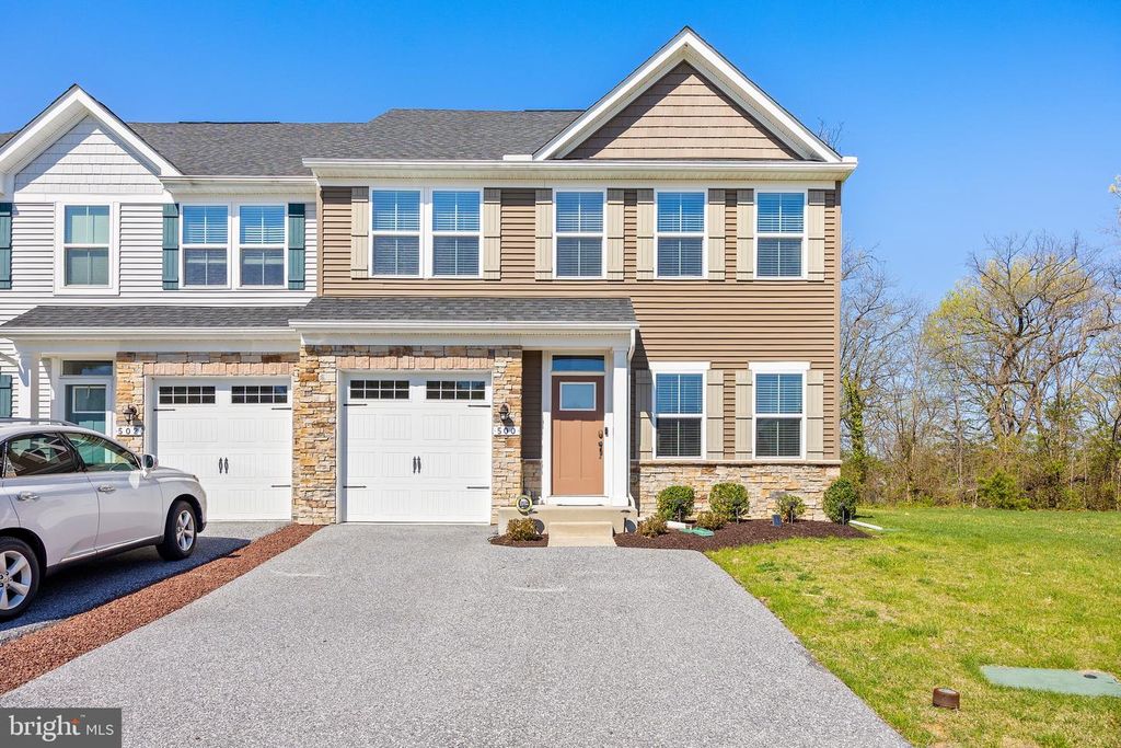 Image 1 of property listing at 500 TURNSTONE CT, Essex, MD 21221