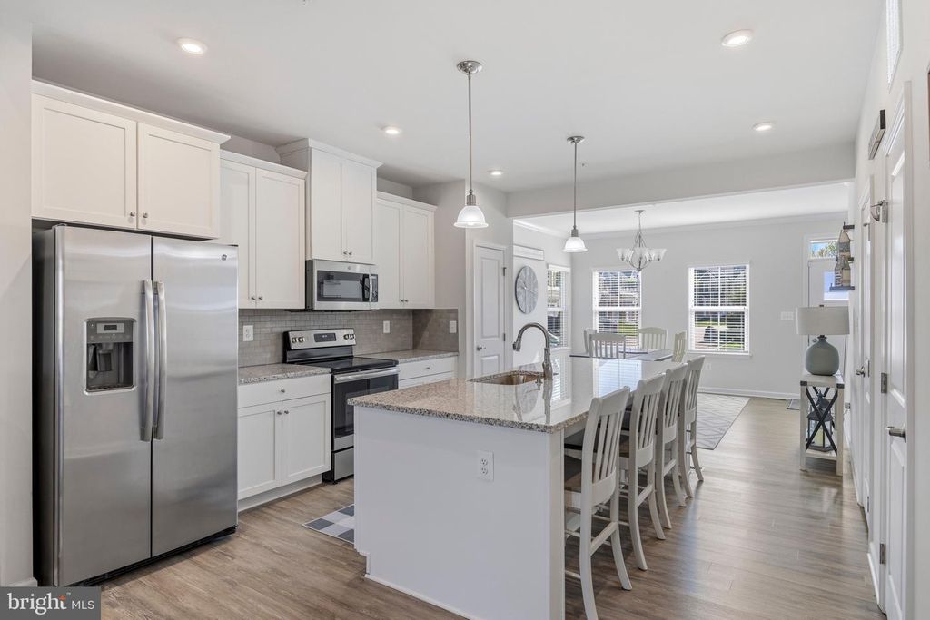 Image 11 of property listing at 500 TURNSTONE CT, Essex, MD 21221