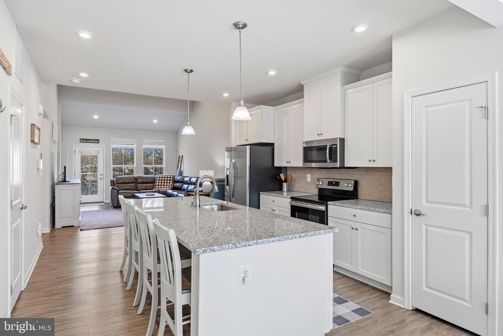 Image 12 of property listing at 500 TURNSTONE CT, Essex, MD 21221