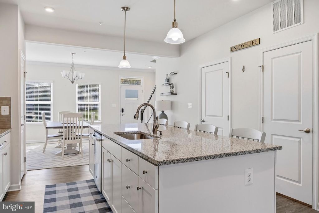 Image 13 of property listing at 500 TURNSTONE CT, Essex, MD 21221