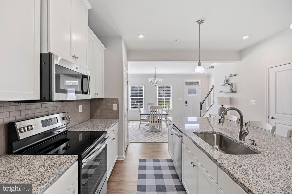 Image 14 of property listing at 500 TURNSTONE CT, Essex, MD 21221