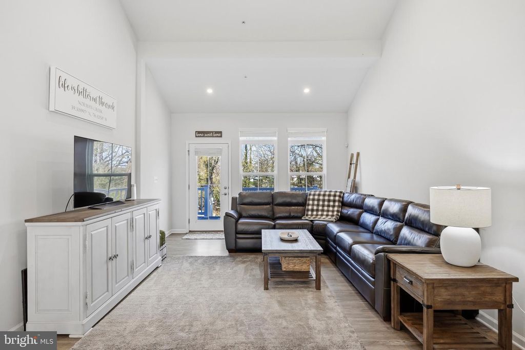 Image 15 of property listing at 500 TURNSTONE CT, Essex, MD 21221