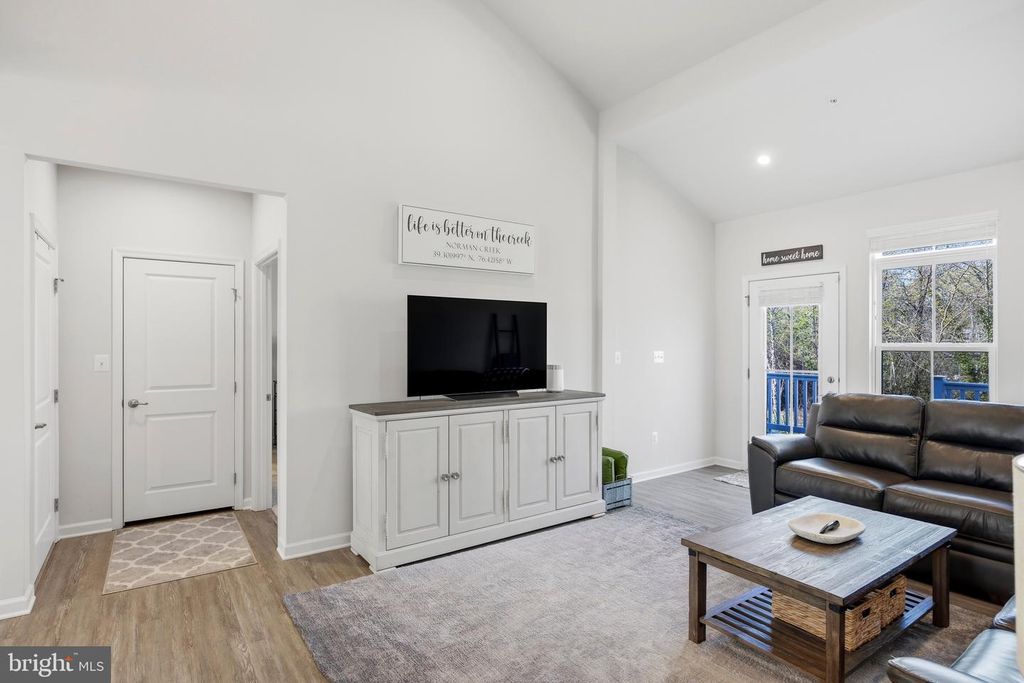 Image 17 of property listing at 500 TURNSTONE CT, Essex, MD 21221