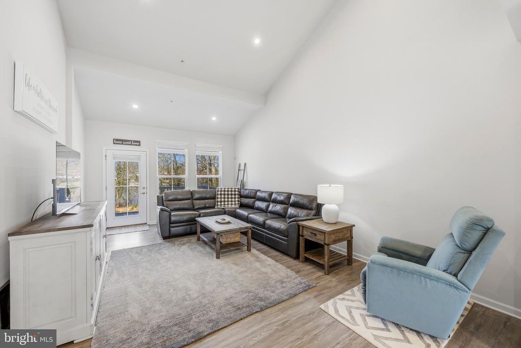 Image 19 of property listing at 500 TURNSTONE CT, Essex, MD 21221