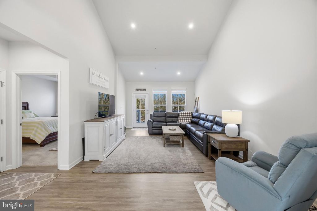 Image 20 of property listing at 500 TURNSTONE CT, Essex, MD 21221