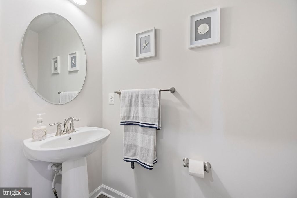 Image 25 of property listing at 500 TURNSTONE CT, Essex, MD 21221