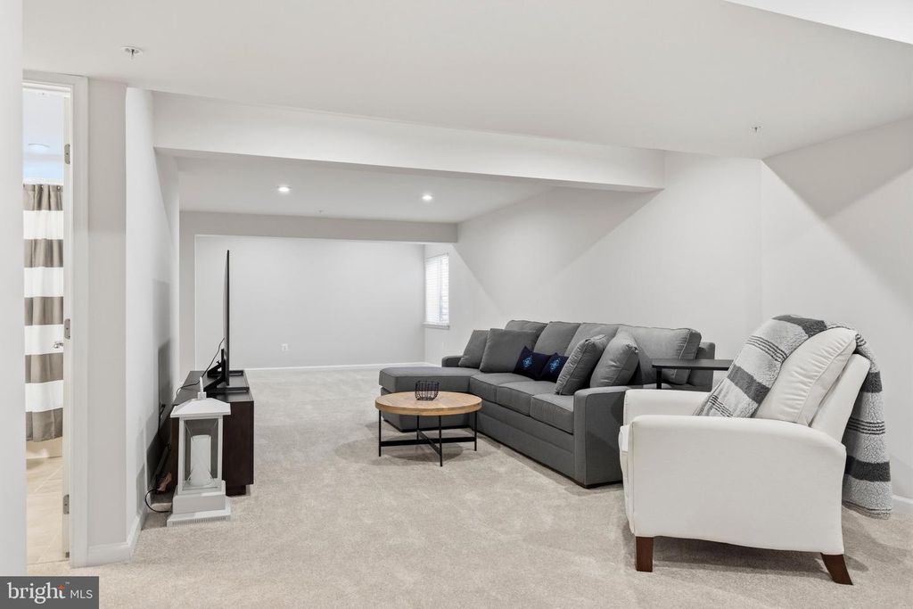 Image 34 of property listing at 500 TURNSTONE CT, Essex, MD 21221